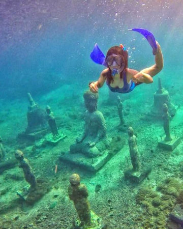 Snorkling with Manta Ray and underwater Buddha Temple